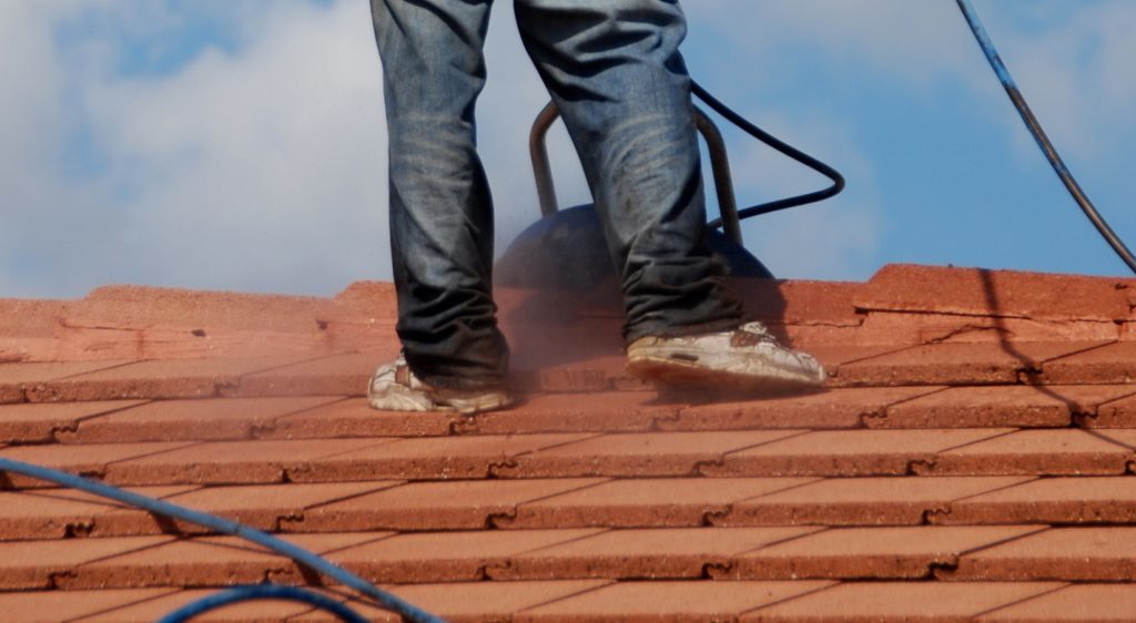 Nettoyage et démoussage de toiture — chantier Artisan JP sur la côte royannaise