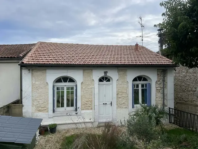 Maison charentaise en pierre avec toiture en tuiles canal restaurée, Charente