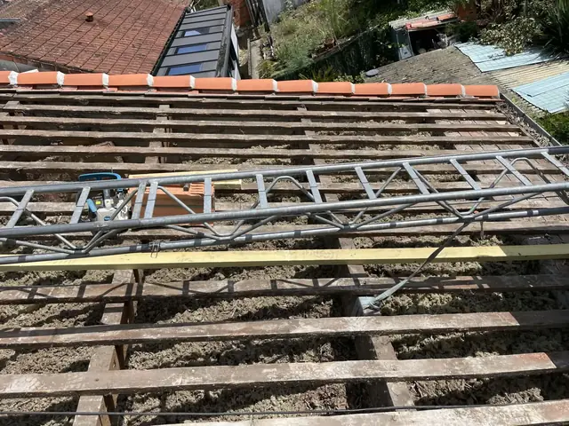 Charpente, liteaux et gouttière métal en cours de pose, Angoulême