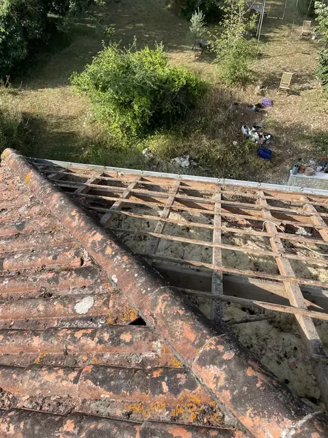 Dépose d'une vieille toiture en tuiles, mise à nu de la charpente, Charente