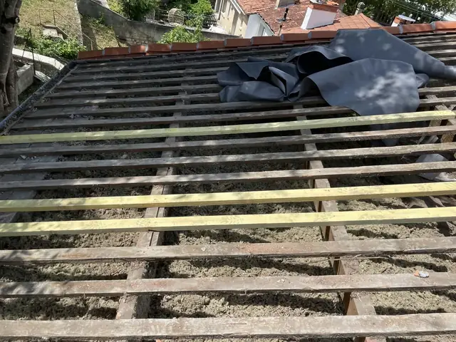 Charpente et bâche EPDM en attente de pose de couverture, Charente