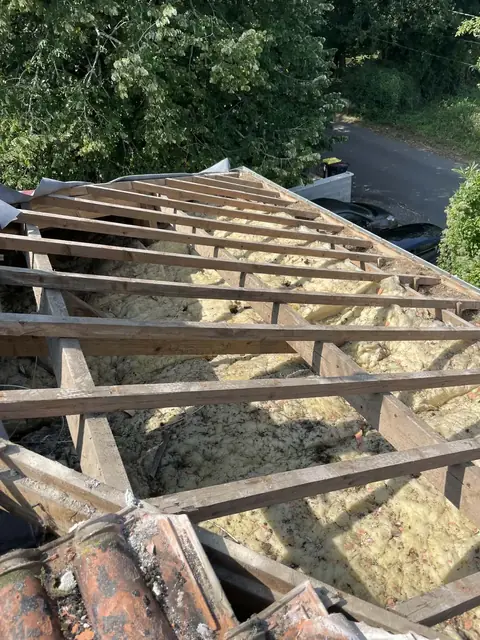 Charpente ouverte laissant voir l'isolation des combles, Charente