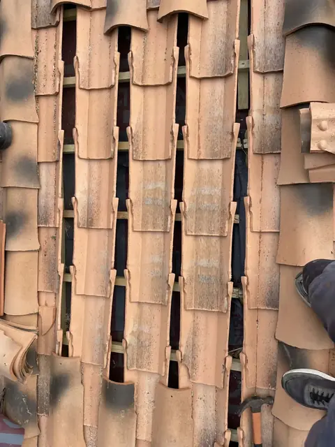 Détail de zinguerie et crochets zinc sur toiture, faîtage soigné