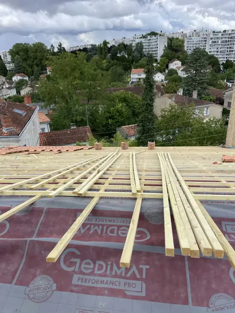 Écran de sous-toiture et liteaux neufs sur chantier de réfection, Charente