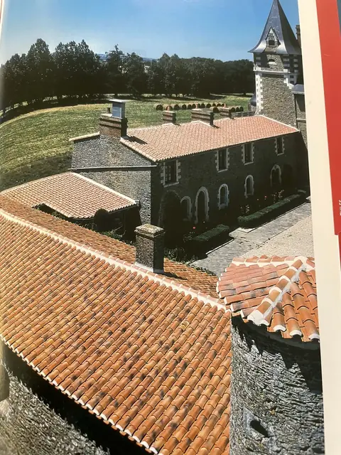 Toiture en tuiles canal sur manoir en Charente, vue d'ensemble
