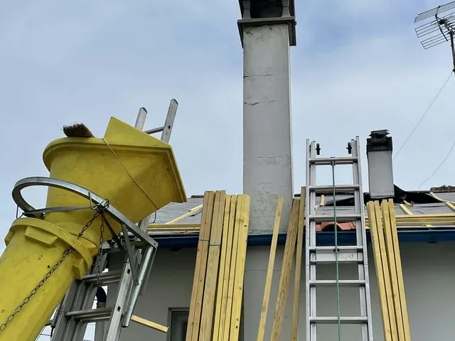Chantier couvreur avec échelles et bâche installées sur une maison, préparation d'intervention en toiture — Artisan JP