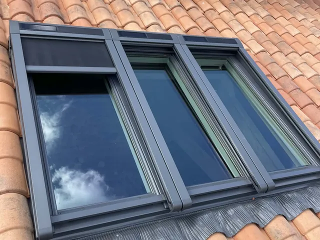 Pose de trois fenêtres de toit Velux côte à côte sur toiture en tuiles canal — chantier Artisan JP